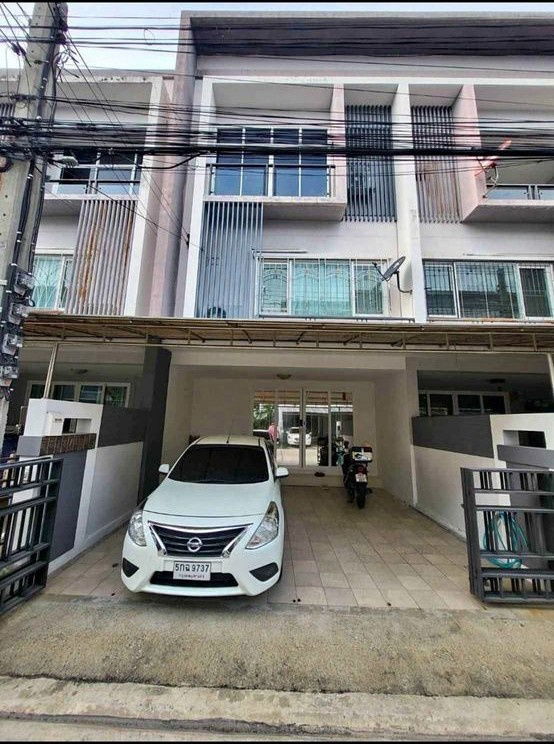 picture Sales Townhome The Exclusive Pattanakarn 44, near Ekkamai, Thonglor, Rama 9, and Asoke. - 1/6