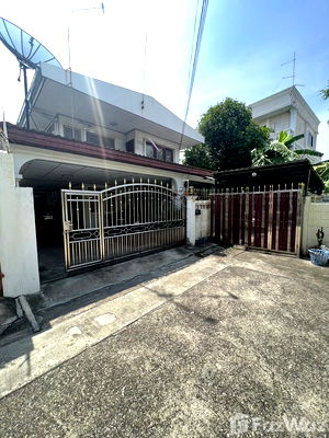 Houses for sale Sukhonthasawat Road : 5 Bedroom House for sale in Lat Phrao, Bangkok  1656912