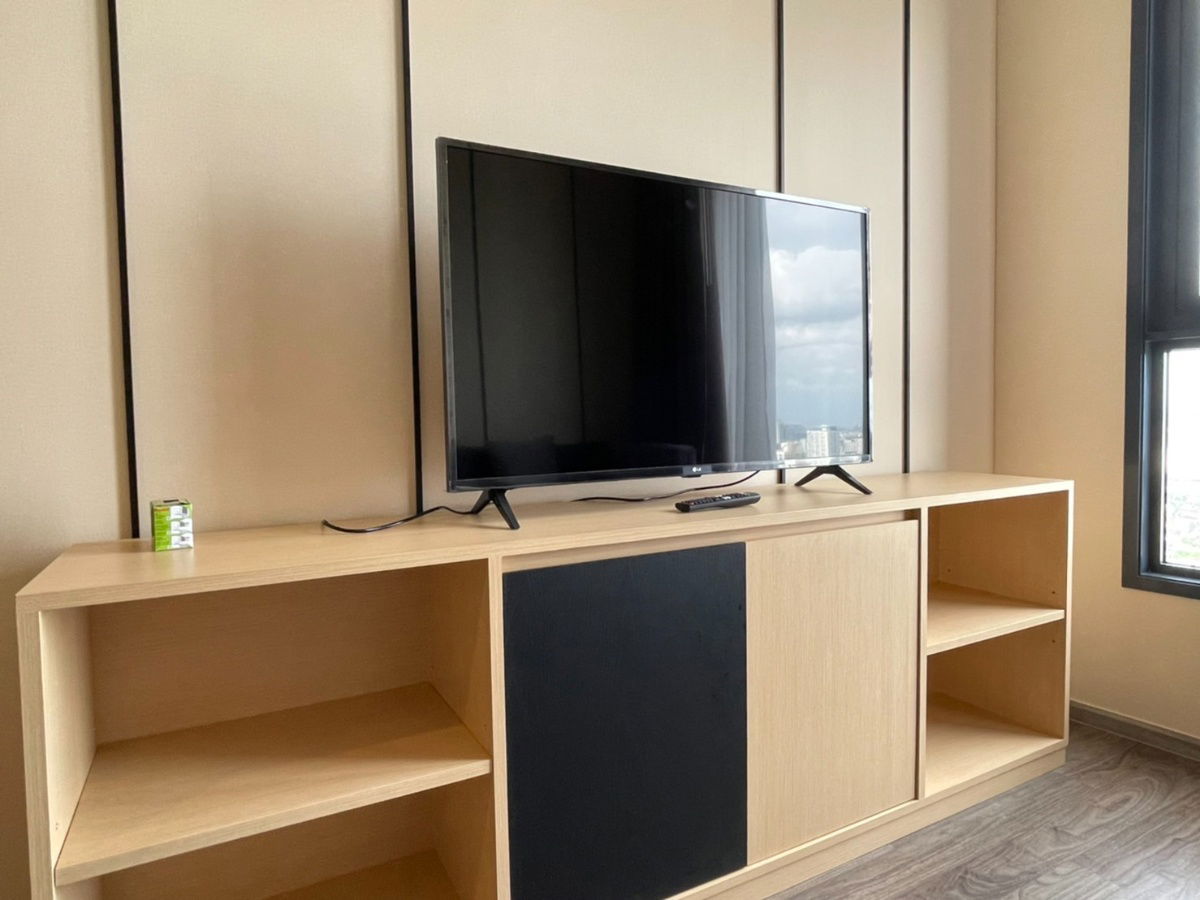picture Modern Condo in Prime Location | Fully Furnished | BTS & Malls in Walking Distance - 3/8