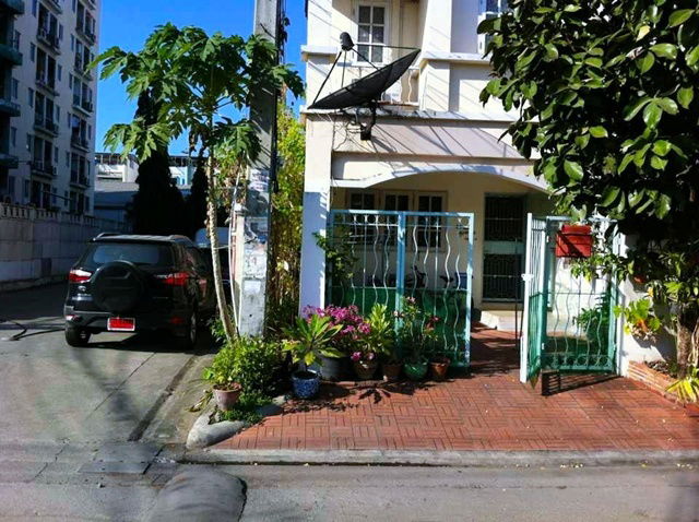 รูป ถูกที่สุดในโลก ซีคอนสแควร์ ศรีนครินทร์ MRT สวนหลวง ร.9 1.2 กม.ทาวน์เฮาส์ 3 ชั้นสภาพดี หัวมุม 22 ตร.วา. 254 ตร.ม. พร้อมเฟอร์ฯ 4 นอน 3 น้ำ - รูปที่ 1/8