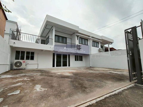 ✨️ For Rent 📍Chokchai 4 (Soi 56, Soi 3) บ้าน 2 ชั้น / Home Office 💡 ทำเลดี แหล่งชุมชน ซอยสงบ ไม่วุ่นวาย 
