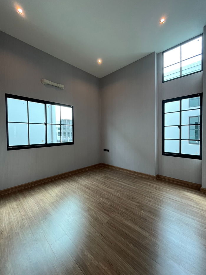 รูป ขายบ้านแฝดสองชั้น  3 ห้องนอน  3 ห้องน้ำ  1 ห้องครัว  2 ที่จอดรถ - รูปที่ 19/32