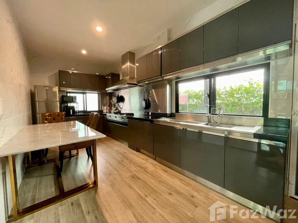 picture Prinn Sathorn- Ratchaphruek 5771856 - 9/15