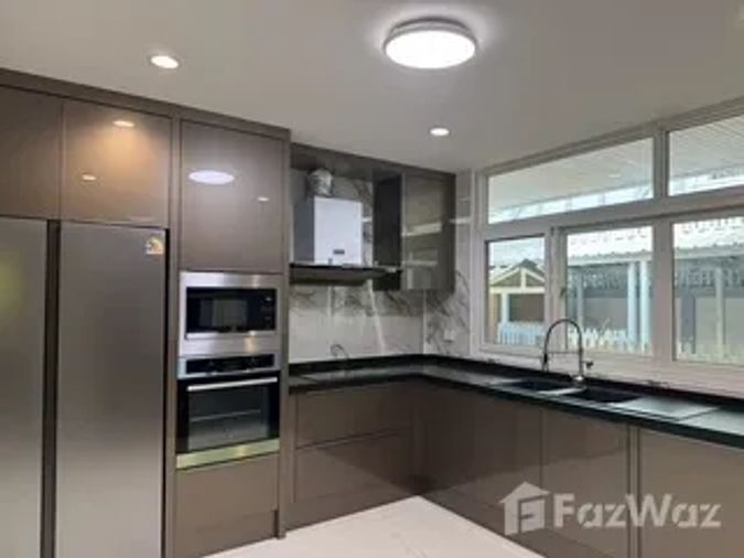 4-bed house for rent, 500 sqm, 270 sq wah, Ratchathewi