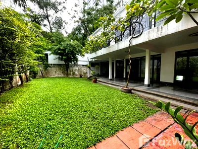 Townhouses for rent Srinakharinwirot University Prasanmit Campus : 6 Bedroom Townhouse for rent in Khlong Tan Nuea, Bangkok  1078618
