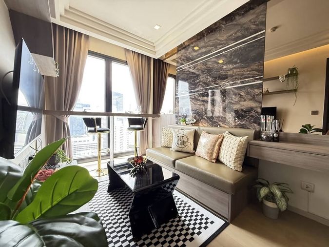 พร้อมเช่า แอชตัน อโศก 1 ห้องนอน ห้องกั้น แต่งสวย  เฟอร์นิเจอร์ครบ  