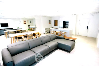 Condos for sale : 2-BR Condo at Navin Court Condominium near BTS Phloen Chit (ID 2357412)