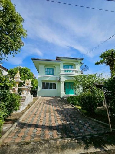 บ้านเดี่ยวหลังมุม พร้อมสวนสีเขียวรอบบ้าน หมู่บ้านชัยพฤกษ์ บางบอน 77.5 ตร.ว. พื้นที่ใช้สอย 200 ตร.ม. 3 ห้องนอน 2 ห้องน้ำ
เดินทางสะดวกหลายเส้นทาง