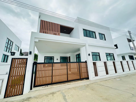 ให้เช่าบ้านเดี่ยวสองชั้น  4 ห้องนอน 5 ห้องน้ำ 1  ห้องครัว  2  ที่จอดรถ