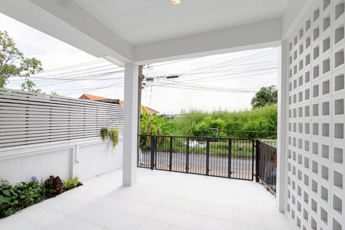 รูป CASA VENTO บ้านแฝด 3 ชั้น ตกแต่งด้วยสไตล์โมเดิร์น ถนนพัฒนาชนบท 2 ซ.สุวรรณ ใกล้สนามบินสุวรรณภูมิ, แอร์พอร์ตลิงก์, มอเตอร์เวย์, ใกล้โรงเรียน ราคาถูก - รูปที่ 2/27
