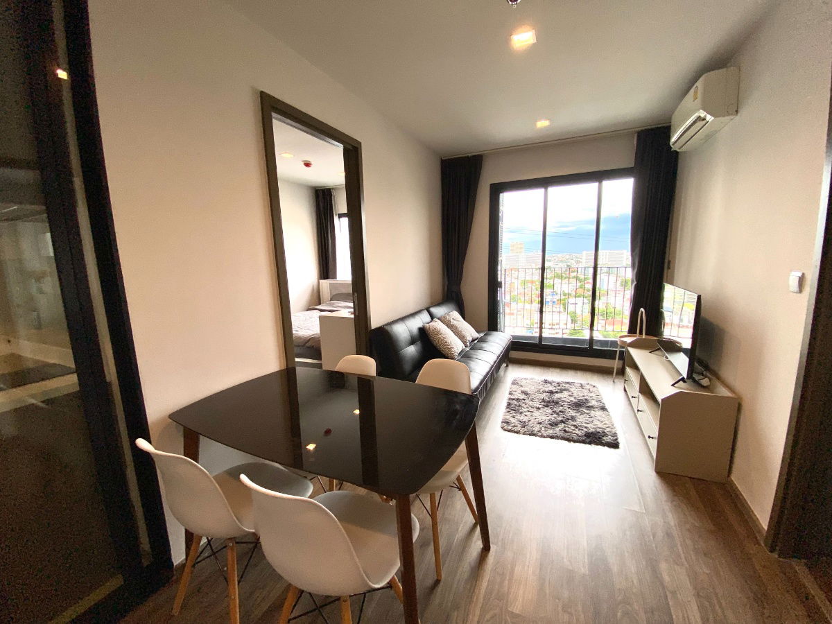 picture Modern Condo in Prime Location | Fully Furnished | BTS & Malls in Walking Distance - 3/16