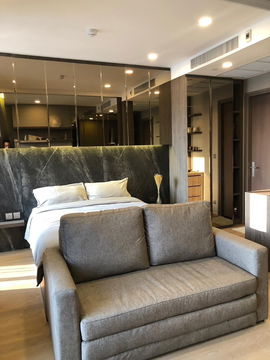 *** Condo for rent : Ashton Chula - Silom Nice decorated High floor Fully furnished no damage wall cracked near MRT Sam Yan ***