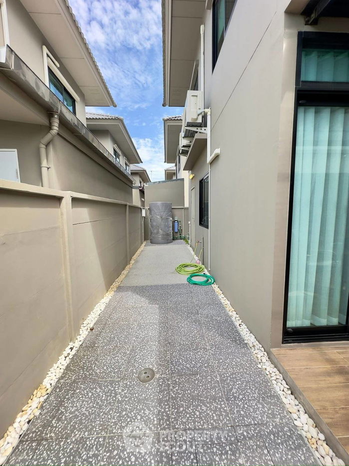 picture 3-BR Semi-detached House in Bang Phli Yai (ID 2357595) - 23/24