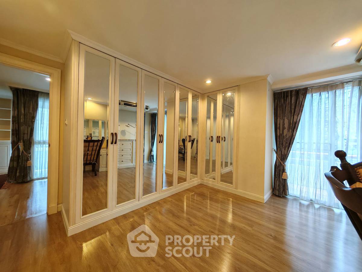 picture 2-BR Condo at La Maison Ruamrudee near BTS Phloen Chit (ID 2357130) - 11/21