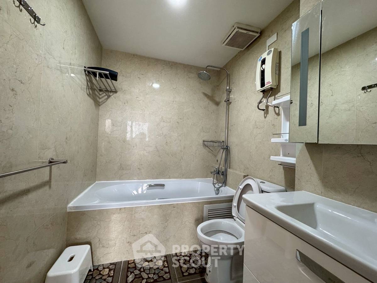picture 3-BR Condo at The Waterford Diamond Tower Sukhumvit near BTS Phrom Phong (ID 2302387) - 8/9