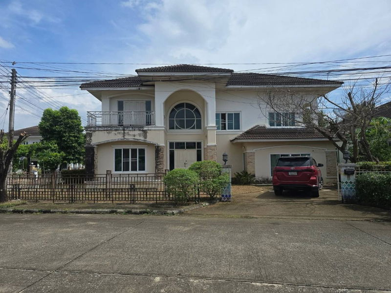 ขายบ้านเดี่ยว : ขายบ้านในโครงการ Emperor 2 (เอ็มเพอเร่อร์ 2) บนถนนวงแหวนรอบ 2 ใกล้โรงพยาบาลกรุงเทพ เชียงใหม่ T.0946511456