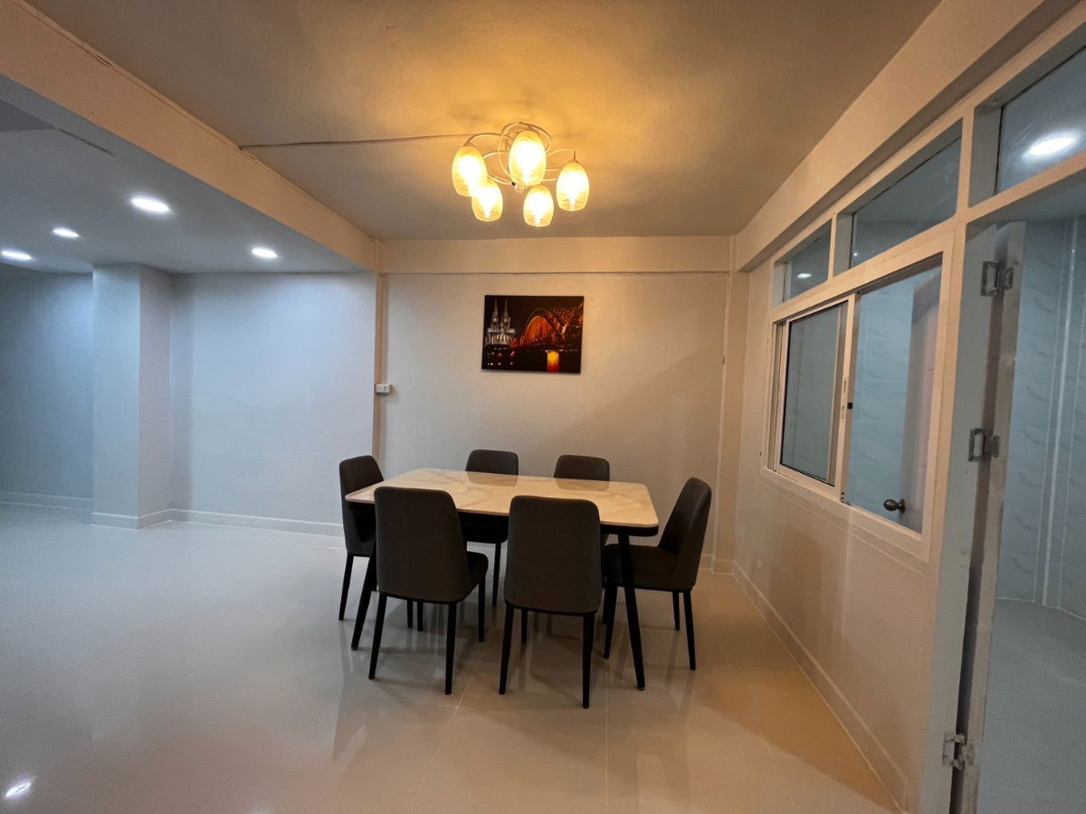 picture WS4942 [For rent] 2-storey townhouse 🚇 MRT Huai Khwang 💰 Rent only 45,000 baht/month - 2/8