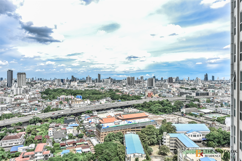 RHYTHM Sathorn near BTS Saphan Taksin Ready-to-move-in, Prime Location Condo