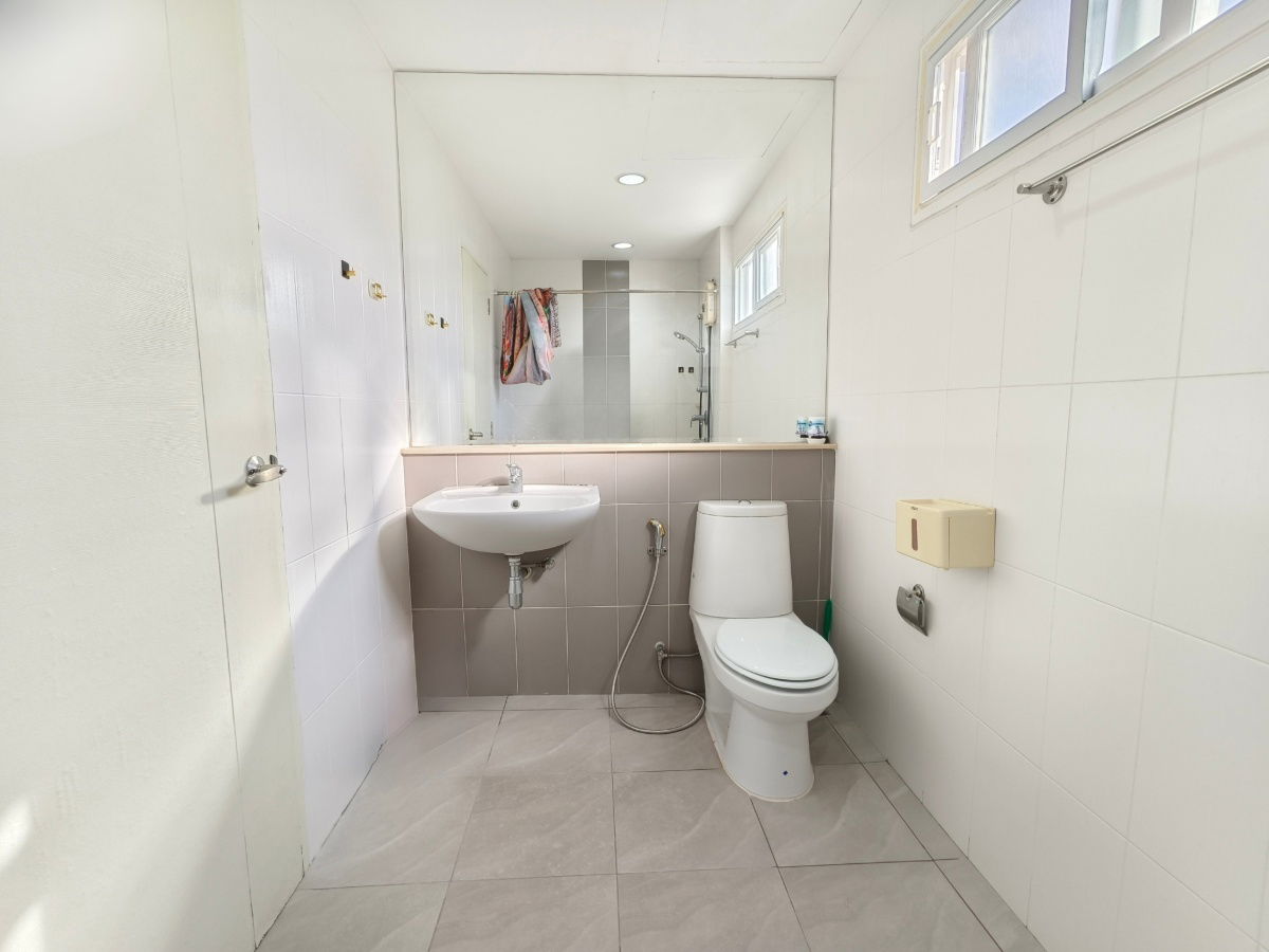 picture Townhome for rent, corner lot, 3 bedrooms, 3 bathrooms, 26,000 baht, Baan Klang Muang Village, Rama 9 (Motorway). Large home at a small price - 13/14
