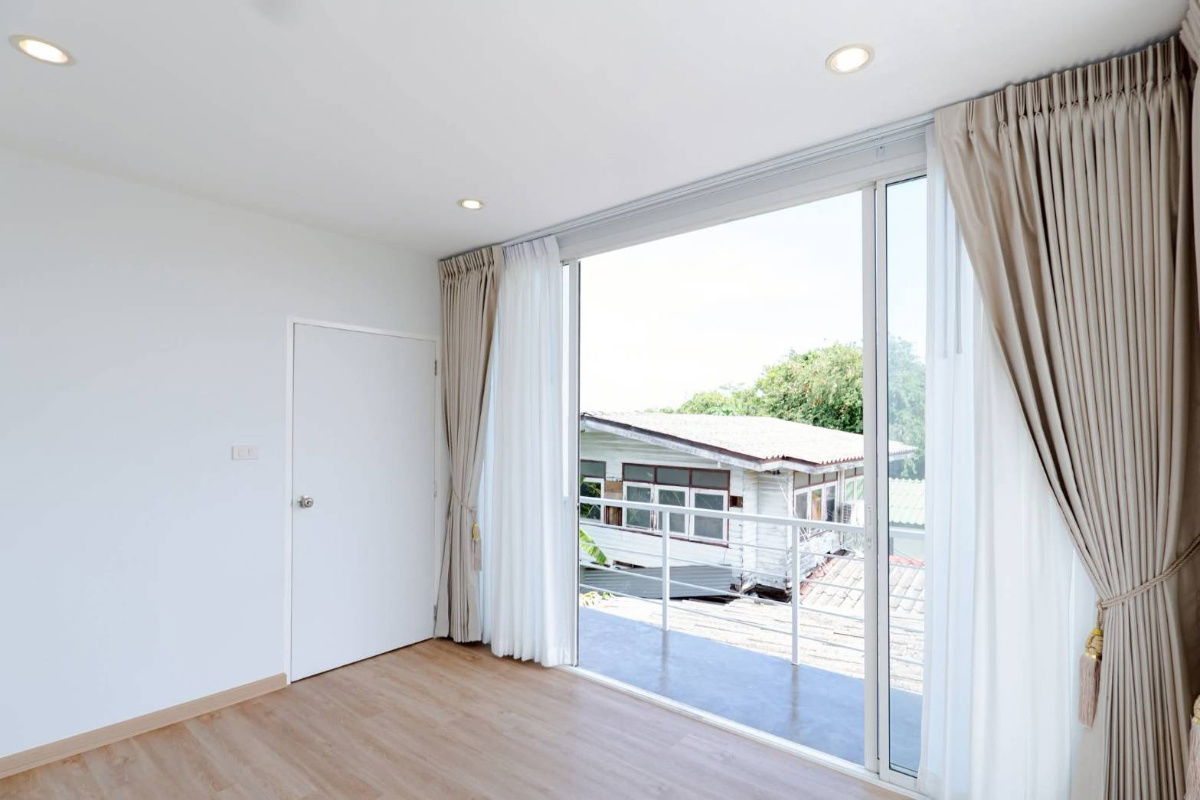 รูป CASA VENTO บ้านแฝด 3 ชั้น ตกแต่งด้วยสไตล์โมเดิร์น ถนนพัฒนาชนบท 2 ซ.สุวรรณ ใกล้สนามบินสุวรรณภูมิ, แอร์พอร์ตลิงก์, มอเตอร์เวย์, ใกล้โรงเรียน ราคาถูก - รูปที่ 13/27