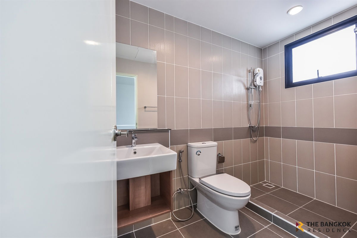 picture  Baan Klang Muang Ratchaphruek–Sathorn 🏡3-Storey Townhome, Quiet Neighborhood, Ready to Move In  - 9/10