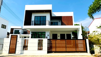 เช่าบ้านเดี่ยว พรีเมี่ยม เอาท์เล็ท เชียงใหม่ : ให้เช่าบ้าน Pool Villa  2 ชั้น   4 ห้องนอน 5 ห้องน้ำ 1 ห้องรับแขก 1 ห้องครัว  