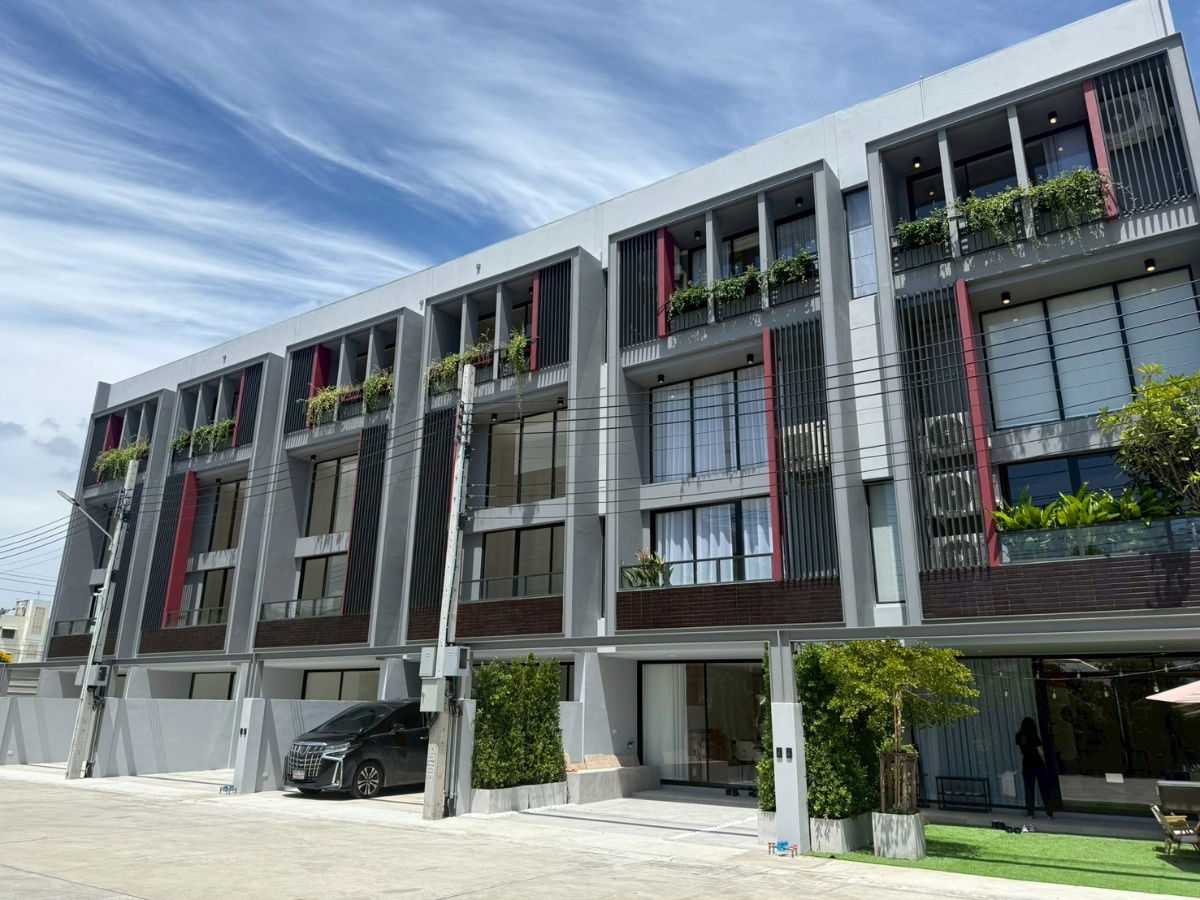 รูป ขายทาวน์โฮม 𝗕𝗥𝗜𝗧𝗧𝗢𝗡 พหล–เทพรักษ์ Home Office ปรับได้ทั้งอยู่อาศัยและทำงาน - รูปที่ 1/20