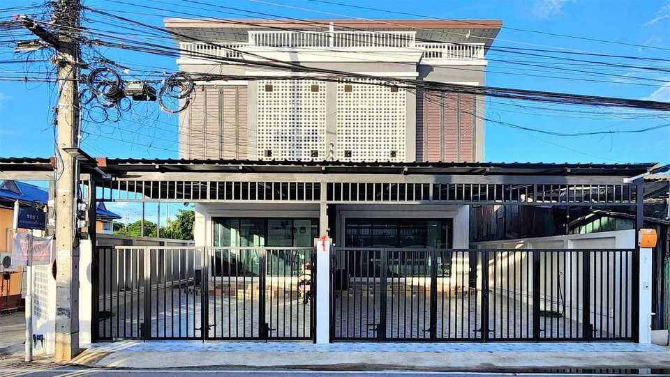 รูป ให้เช่าบ้านเแฝดสองชั้น  3 ห้องนอน 3 ห้องน้ำ   2 ห้องครัว 2 ที่จอดรถ - รูปที่ 1/16