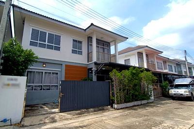 บ้านแฝด วิทยาลัยพยาบาลเซนต์หลุยส์ : ขายบ้าน หมู่บ้านปารมี พุทธมณฑล สาย 5 บ้านแฝด 4 ห้องนอน 3 ห้องน้ำ ต่อเติมรอบบ้านครบ พื้นที่ใช้สอยเยอะ !! ราคาดี ฟรีโอน !!