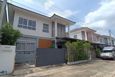 House for sale in Parami Village, Phutthamonthon Sai 5. Semi-detached house, 4 bedrooms, 3 bathrooms, fully extended, lots of usable space!!