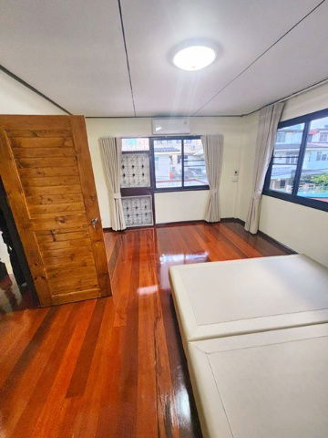 รูป ห้วยขวาง MRTห้วยขวาง 699 ม.7-ให้เช่าคฤหาสน์หรู2 ชั้น 3-4นอน ใจกลางรัชดา Eleven 20ม. แอร์ครบทุกห้อง เฟอร์พร้อมเจรจาได้ - รูปที่ 4/8