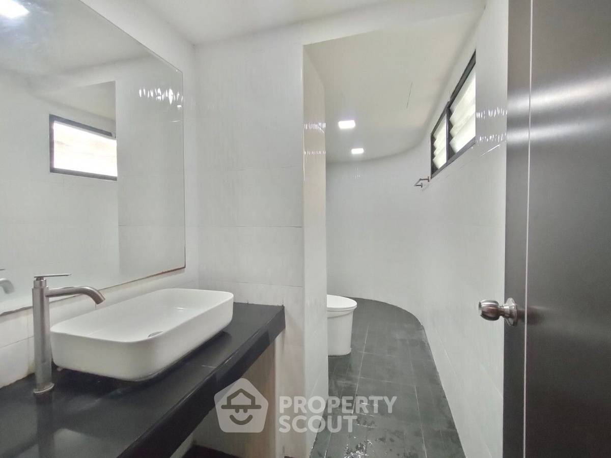 picture 1-BR Condo at I.T.F. Silom Palace Condominium near BTS Chong Nonsi (ID 2358466) - 11/13