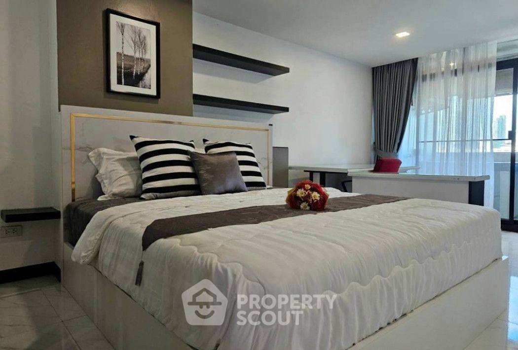 picture 1-BR Condo at I.T.F. Silom Palace Condominium near BTS Chong Nonsi (ID 2358515) - 2/12