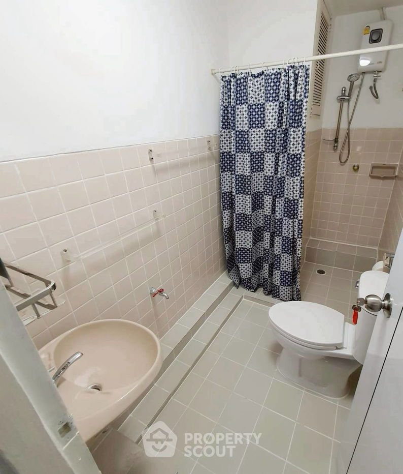 picture 3-BR Condo at The Heritage Condominium near BTS Nana (ID 2359326) - 7/10