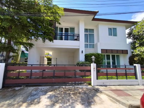 A two storey house for rent with 3 bedrooms,3 toilets and 1 kitchen.