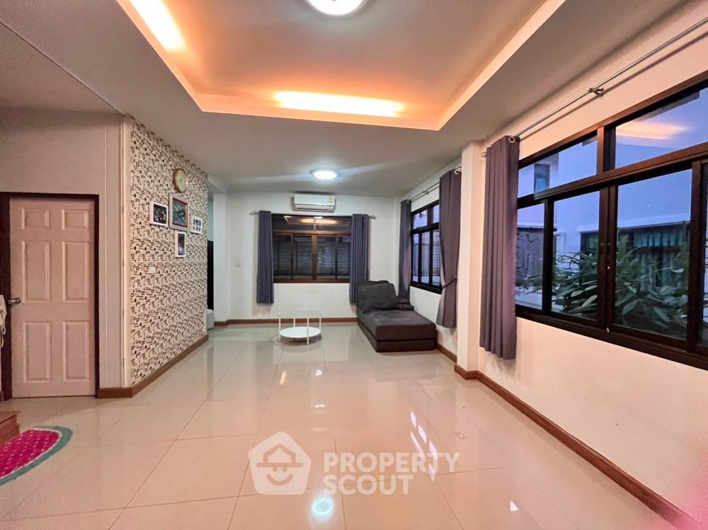 picture 3-BR House in Surasak (ID 1019422) - 3/4