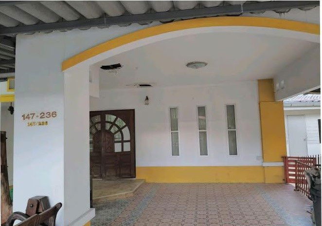 picture  Two storey house for rent with 4 bedrooms,3 toilets and 1 kitchen.  - 3/32