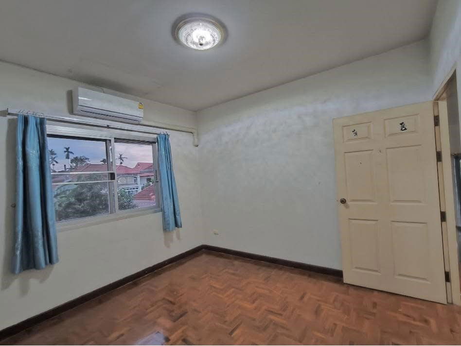 picture  Two storey house for rent with 4 bedrooms,3 toilets and 1 kitchen.  - 21/32