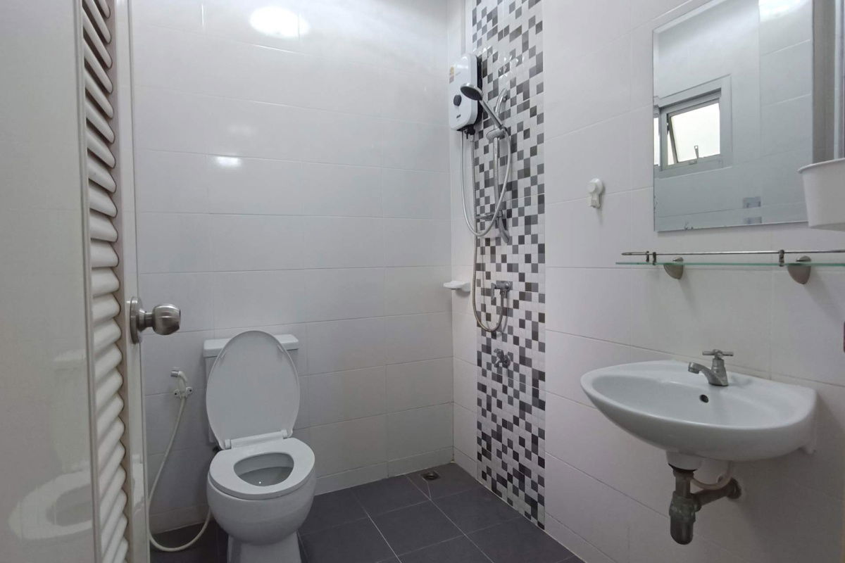 picture House for sale in Parami Village, Phutthamonthon Sai 5. Semi-detached house, 4 bedrooms, 3 bathrooms, fully extended, lots of usable space!! - 7/12