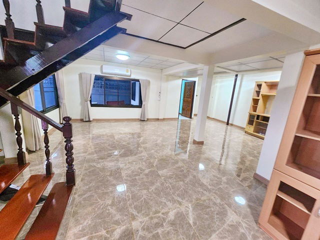 รูป ห้วยขวาง MRTห้วยขวาง 699 ม.7-ให้เช่าคฤหาสน์หรู2 ชั้น 3-4นอน ใจกลางรัชดา Eleven 20ม. แอร์ครบทุกห้อง เฟอร์พร้อมเจรจาได้ - รูปที่ 3/8