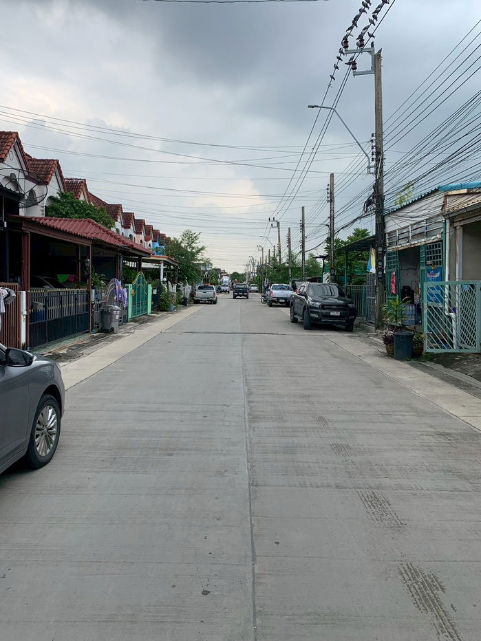 รูป ทาวเฮ้าส์ 30 ตรว. รีโนเวทใหม่ กำแพงไม่ติดเพื่อนบ้าน พร้อมอยู่ ใกล้สนามบิน ซ.ร่มเกล้า 21 - รูปที่ 3/17