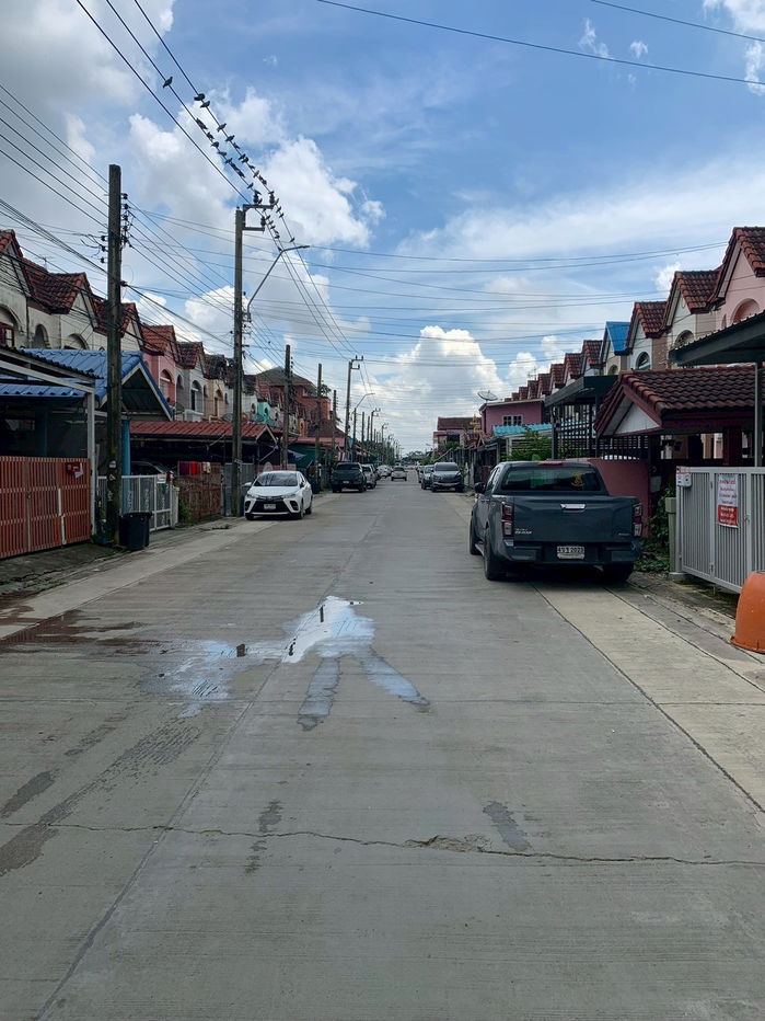 รูป ทาวเฮ้าส์ 30 ตรว. รีโนเวทใหม่ กำแพงไม่ติดเพื่อนบ้าน พร้อมอยู่ ใกล้สนามบิน ซ.ร่มเกล้า 21 - รูปที่ 4/17