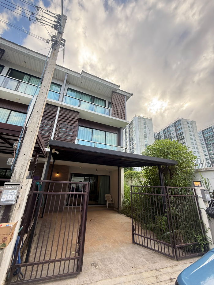 picture Two-storey townhouse for rent  with  4 bedrooms   and 3 toilets. - 1/12