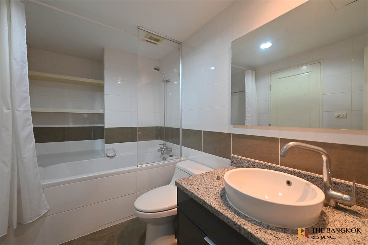 picture Looking for an owner for this special unit Serene Place near BTS Phrom Phong - 8/10