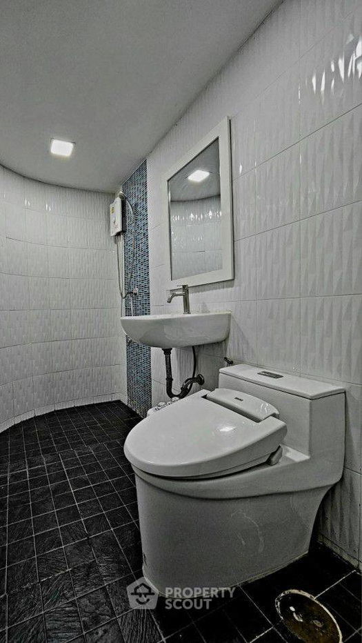 picture 1-BR Condo at I.T.F. Silom Palace Condominium near BTS Chong Nonsi (ID 2358515) - 11/12