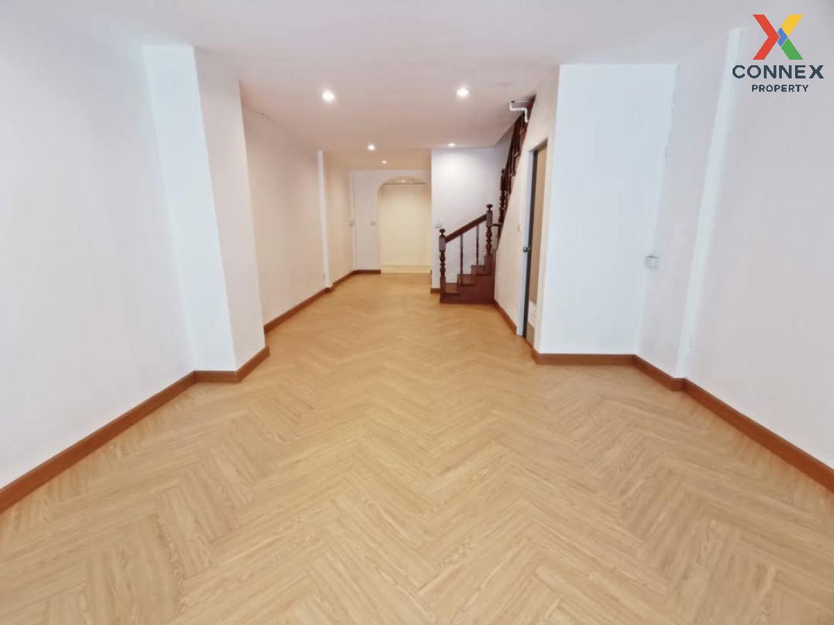 รูป ขายทาวน์เฮ้าส์/ทาวน์โฮม  พงษ์ศิริชัย 1 รีโนเวทใหม่ อ้อมน้อย กระทุ่มแบน สมุทรสาคร CX-117137 ✅ ทักไลน์ @connexproperty ตอบทันที ทีมงานมืออาชีพ ✅  - รูปที่ 11/12