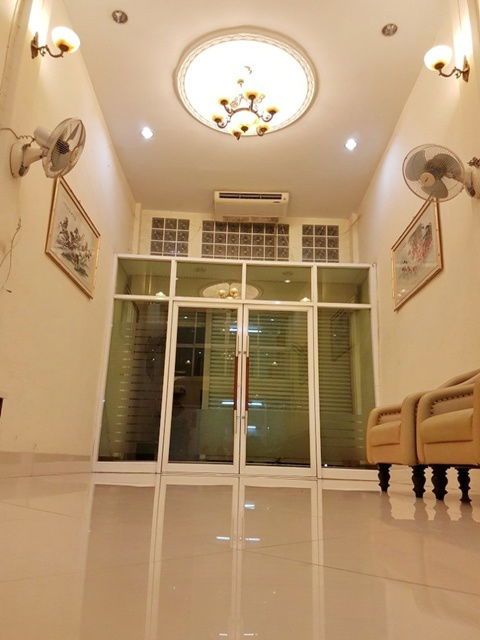 picture O-Eh Fresh Market 500m.Wutthakat BTS Station. 3.7km.For rent 3-story commercial building 17sqw. - 1/8