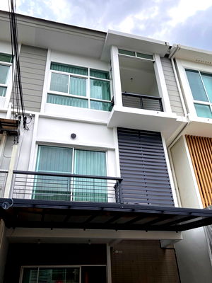 Townhouses for rent : WS4983 [For Rent] The Metro Rama 9 – 3-storey townhouse, newly renovated throughout 🚆 ARL Hua Mak 💰 Rent 45,000 baht/month