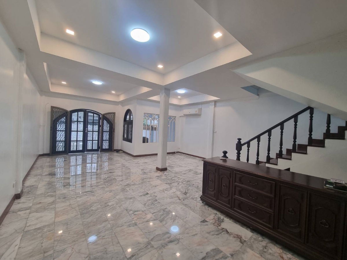 picture Townhome for rent Ekkamai Villa Village, 4-story townhome, Soi Ekkamai 26 and 28 - 4/21