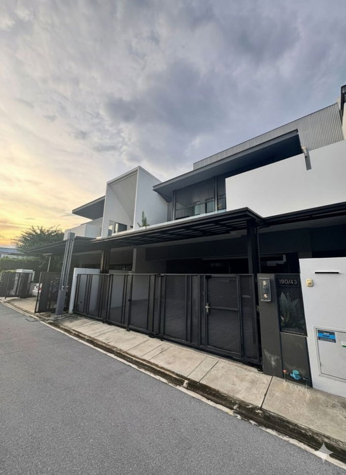 รูป ให้ เช่า ทาวน์โฮม เพิ่งรีโนเวทใหม่ VIVE Bangna KM.7 225 ตรม 40 ตรว - รูปที่ 1/12